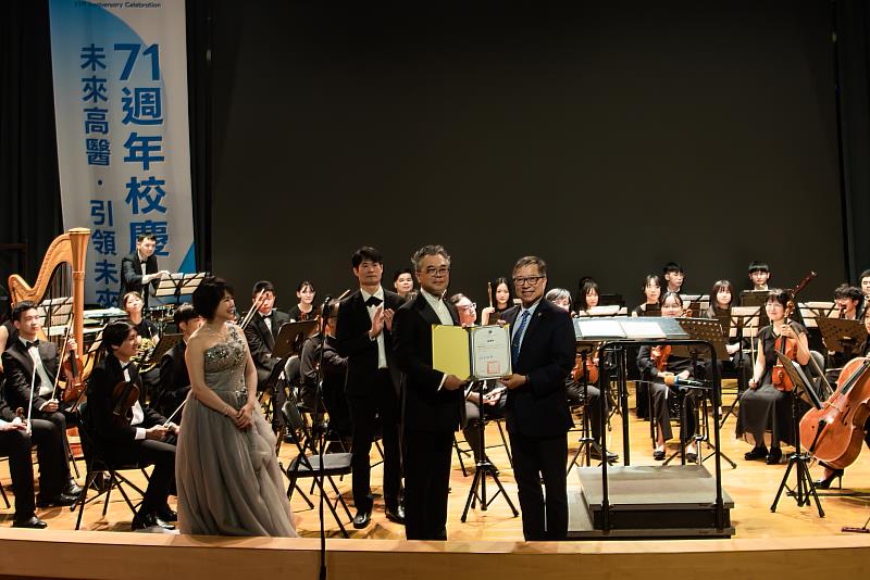 高雄醫學大學校長余明隆(右)頒發感謝狀予指揮楊智欽教授