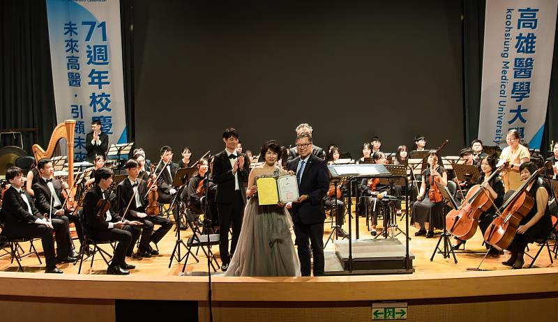 高雄醫學大學校長余明隆(右)頒發感謝狀予鋼琴家柯嘉惠教授