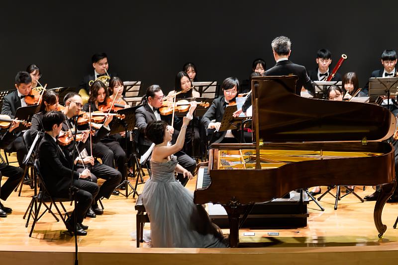 《從樂章到生命》音樂會由中山青年管弦樂團演出，指揮楊智欽教授與鋼琴家柯嘉惠教授攜手，帶領觀眾感受藝術與醫學交織的深刻共鳴