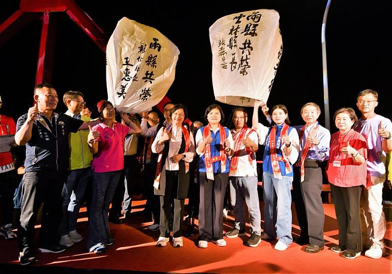西螺大橋通車七十周年放天燈合影