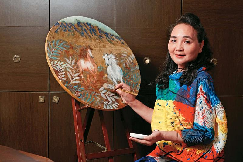 新竹市湖畔畫會理事長彭碧鈴以行動藝術走入偏鄉,深根美感教育走進市民生活。