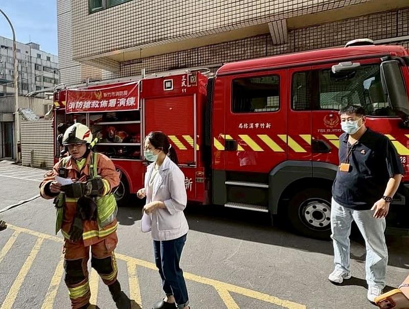 新竹市消防局攜手新竹臺大分院新竹醫院舉辦消防搶救部署演練。