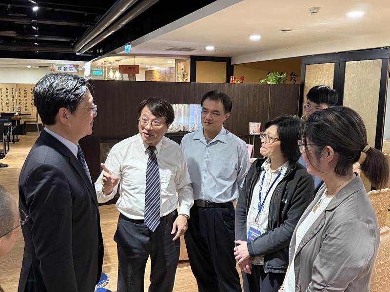 佛光大學校長趙涵㨗(左一)與「國際雲端應用服務媒合暨輔導活動」參與師長互動。