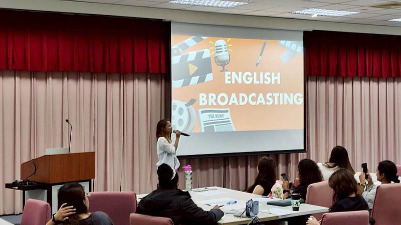 建華國中外師Christina分享英語PODCAST製播經驗