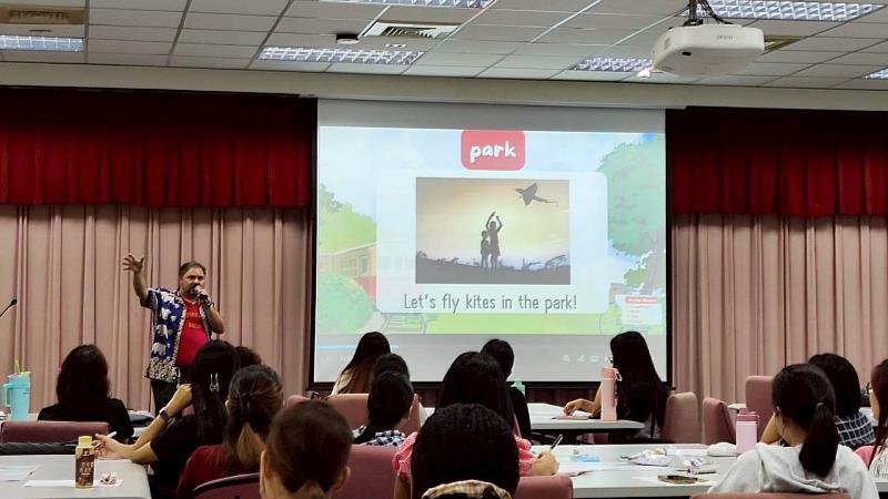 建功國小外師Charles分享說故事活動