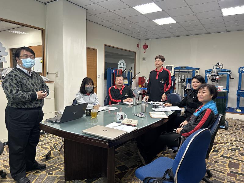 南華大學推動碳盤查,永續中心蕭雅柏執行長(左1)與久隆機械工業有限公司李欣諺廠長(右3)極其同仁召開碳盤查起始會議。