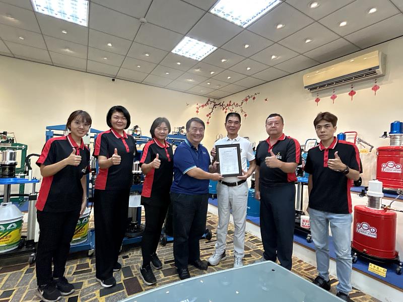 南華大學推動碳盤查,永續中心蕭雅柏執行長(中)與久隆機械工業有限公司廖再添董事長(右3)及同仁合影。