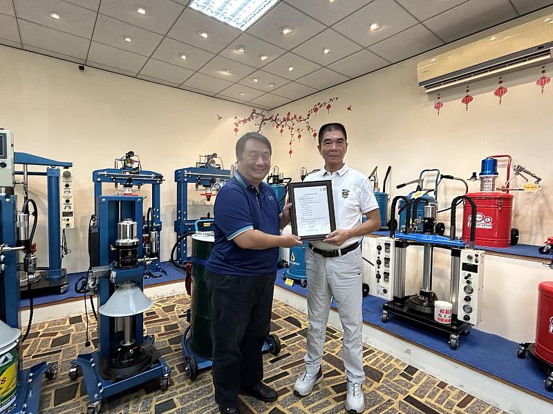 南華大學推動碳盤查,永續中心蕭雅柏執行長(左)協助久隆機械工業有限公司完成碳盤查,並將盤查結果摘要予廖再添董事長(右)。