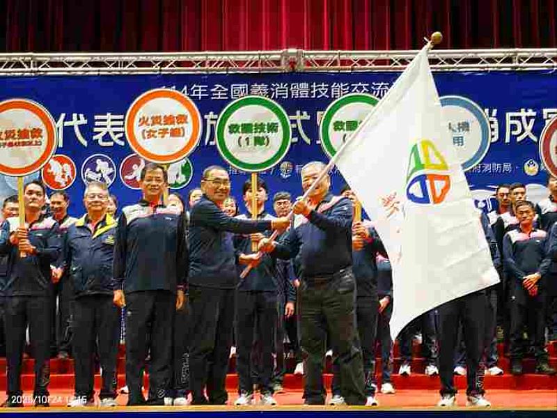 市長侯友宜授旗給予新北市義消總隊長蔣根煌