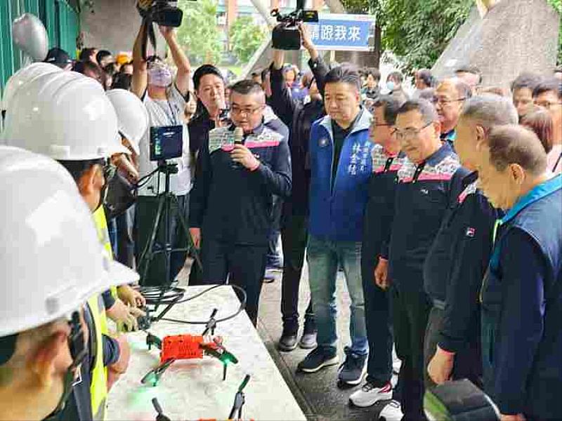 市長侯友宜觀看空拍機介紹
