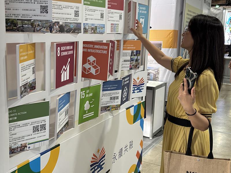第五屆臺灣氣候行動博覽會(TAIWAN COP5)高科大展區結合ESG三大面向,展出校務推動中的永續實踐與USR計畫成果,展現高科大在氣候行動與永續發展教育上的行動力與創新能量。圖為高科大將符合各SDGs永續指標的成果亮點彙整為牆面展示,高科大主任秘書魏裕珍(圖中參觀者)詳細閱讀高科大各項永續亮點。