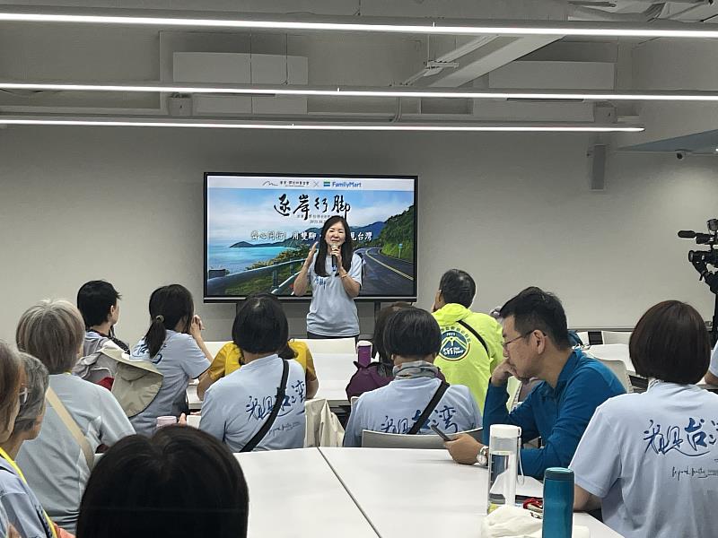 基金會執行長萬冠麗與參與者分享齊導故事