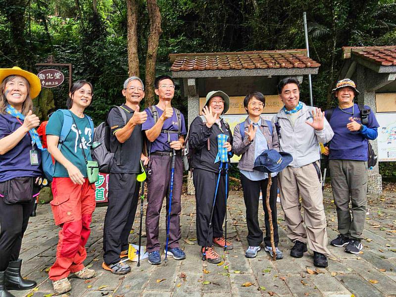 韓星柳承龍(右2)驚喜現蹤活動與山友共享客庄之美