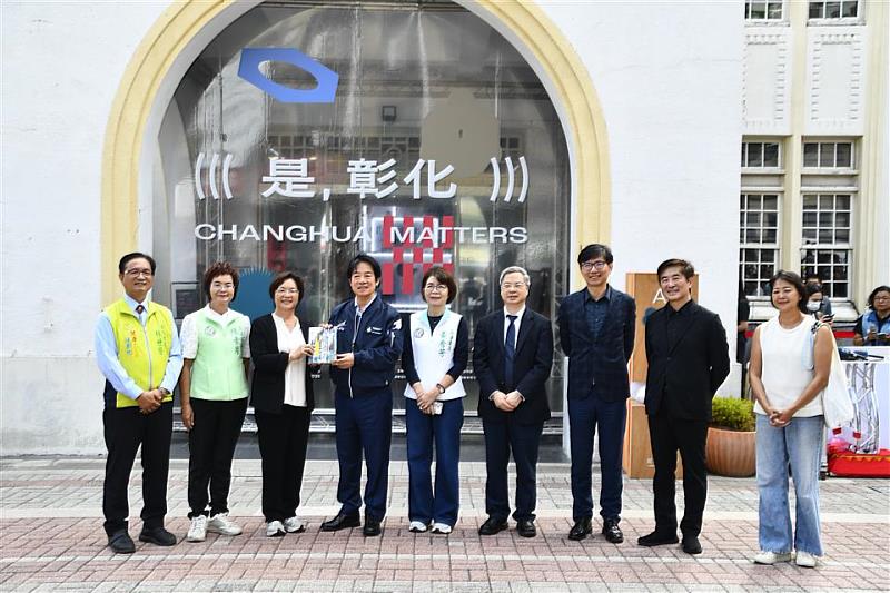 縣長贈書總統
