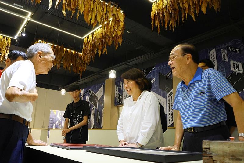 黃敏惠市長與鄭明山董事長與資深嘉菸員工們對談 回憶嘉菸過往