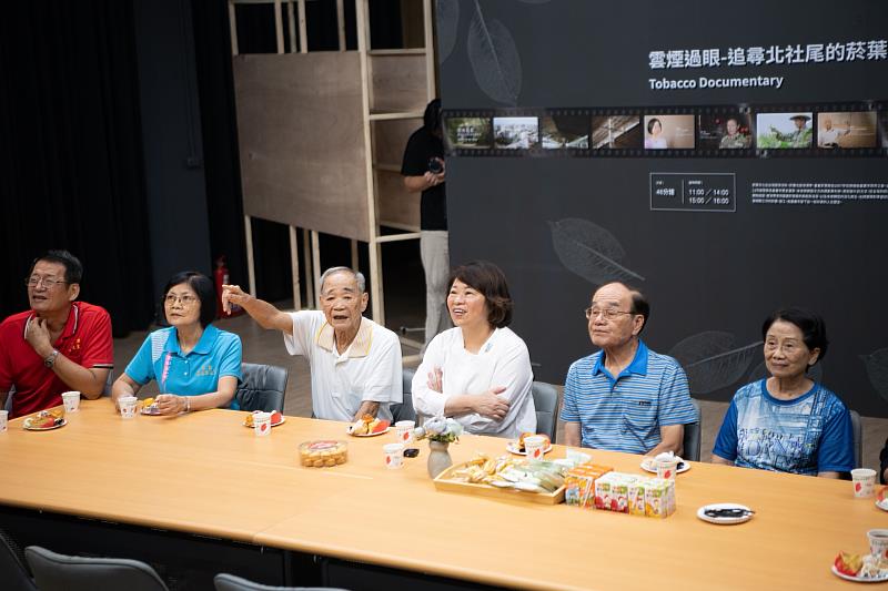 黃敏惠市長與嘉菸員工一同回娘家 觀看嘉菸發展紀錄片