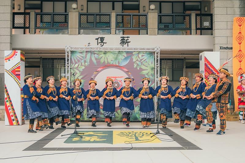 文藻外大原民周開幕式邀屏東佳興古謠隊以排灣族祈福與古調揭幕，展現原民文化之美。