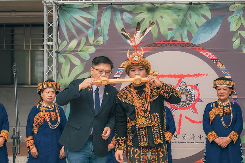 屏東佳興部落傳統領袖Mudasan Taljiyalep（右）於排灣族祈福儀式中，備上小米酒與連杯，與文藻副校長蔡維哲(左)共飲，象徵祝福與共享文化情誼。