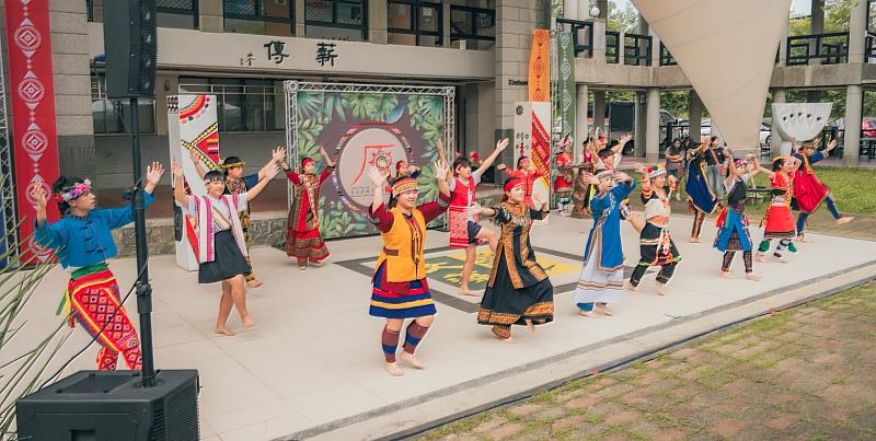 文藻外大原民周開幕式，由原住民族學生資源中心志工團與山地服務社帶來融合多族群特色的舞蹈表演。