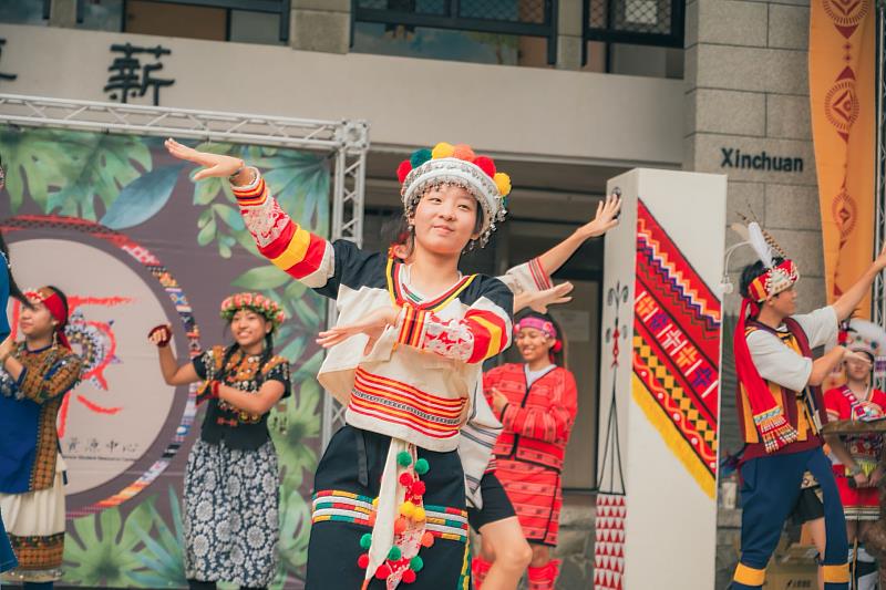 文藻外大原民周開幕式，由原住民族學生資源中心志工團與山地服務社帶來融合多族群特色的舞蹈表演。