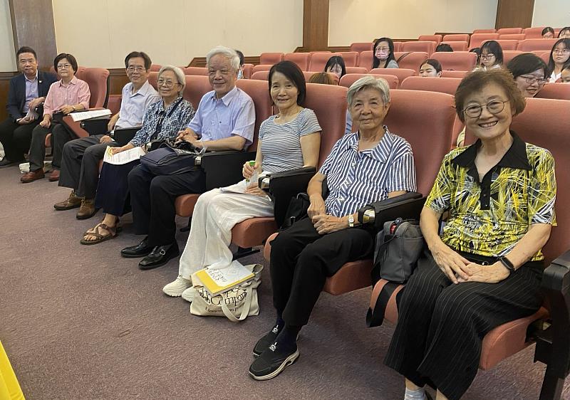 與會師長與向陽教授合影。(圖左至右)林裕展主任、張守慧館長、鄭國瑞院長、董事長王彩俶修女、向陽教授、陳育虹校友、鮑霦前校長及廖南雁老師、戴俊芬老師(後排中)。