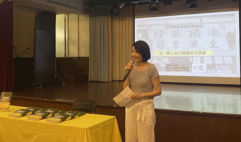 「璘璧講座」創辦人陳育虹校友致詞揭開序幕，她以溫婉語調回顧文學與教育的深厚情誼，並勉勵學弟妹以詩思考、以文立身。