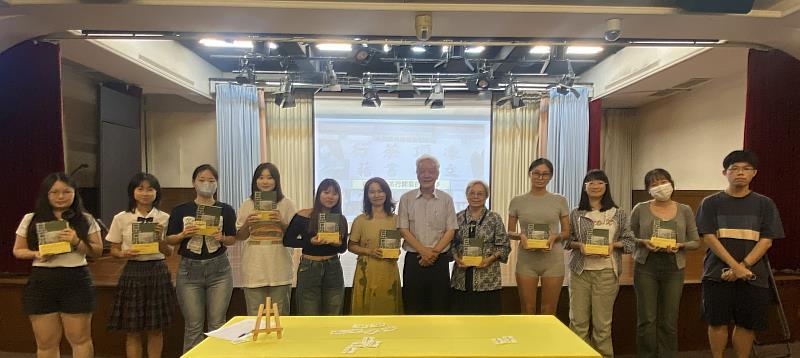 向陽教授(中)親筆簽贈詩集，與師生互動熱烈。