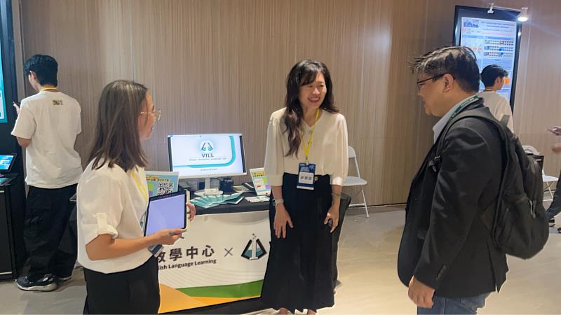 文藻蔡維哲副校長(右)到展攤位師生加油打氣