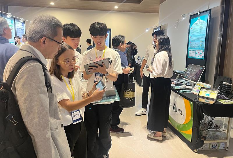 文藻英語教學中心於「大南方AI研發亮點與人才交流」活動，展示導入「虛擬沉浸式語言實驗室（VILL）」平台的創新英語教學成果。