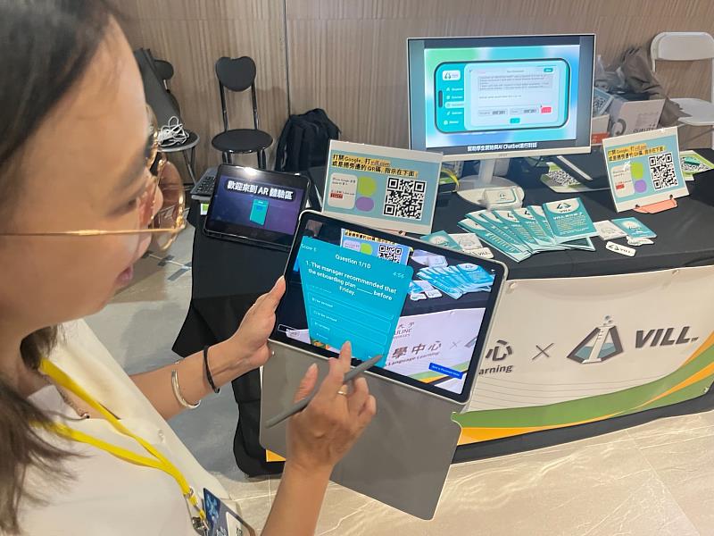 英語教學中心陳虹育老師展示VILL平台