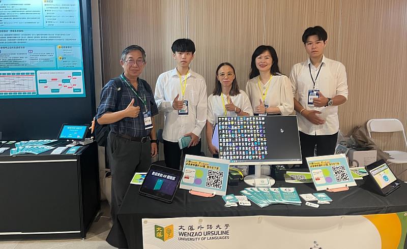 文藻外大英語教學中心展示導入「虛擬沉浸式語言實驗室（VILL）」平台的創新英語教學成果，蔡介裕研發長(左一)前往探視團隊師生。(圖由左二至右）數位系陳建佑同學、陳虹育老師、張惠翔主任及數位系李軍毅同學。