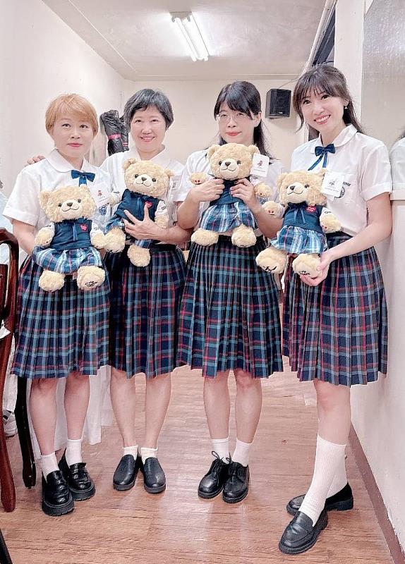 文藻2025校友回娘家活動中最吸睛的亮點之一，是由剛滿70歲的校友換上學生時代的白上衣與花格裙制服，與各屆校友代表及在校學生一同穿上制服，並戴上面具讓大家猜猜誰是誰。圖由右至左依序為第35、25、5及15屆校友。