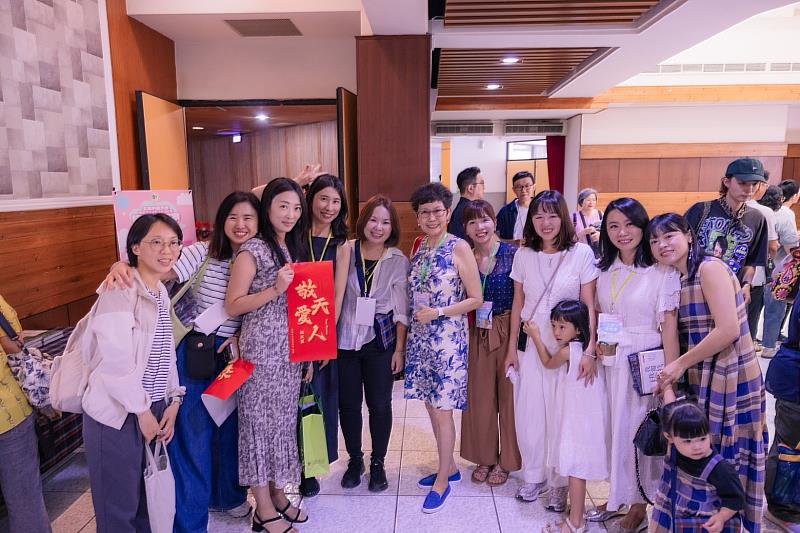 校友開心與師長合影