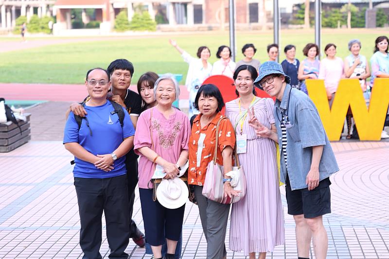 校友開心與師長合影