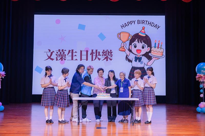 文藻外語大學59周年校慶，校友穿上學生制服同賀。圖為董事長王彩俶(右三)、校長莊慧玲(右四)、文藻校友總會創會理事長于乃鳳(中)、文藻校友總會現任理事長許哲豪(左四)、高雄市文藻校友會會長廖明洋(左三)一同切蛋糕慶生。