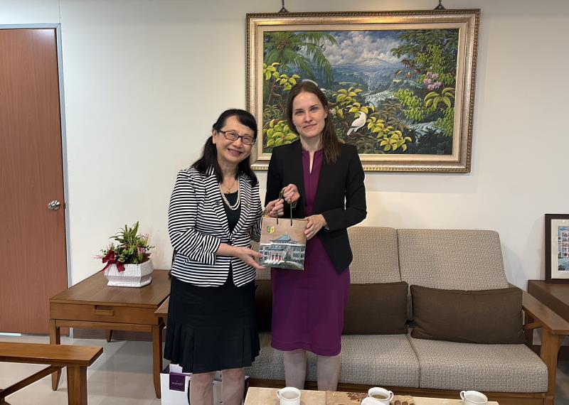 莊慧玲校長(左)致贈學校紀念品予蘭依樺處長(右)