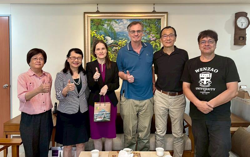 德國經濟辦事處處長蘭依樺博士（左三）蒞臨文藻外語大學訪問，由校長莊慧玲（左二）、圖書館館長張守慧（左一）、德文系主任張嘉斌（右二）及教師團隊熱情接待，會後合影留念。