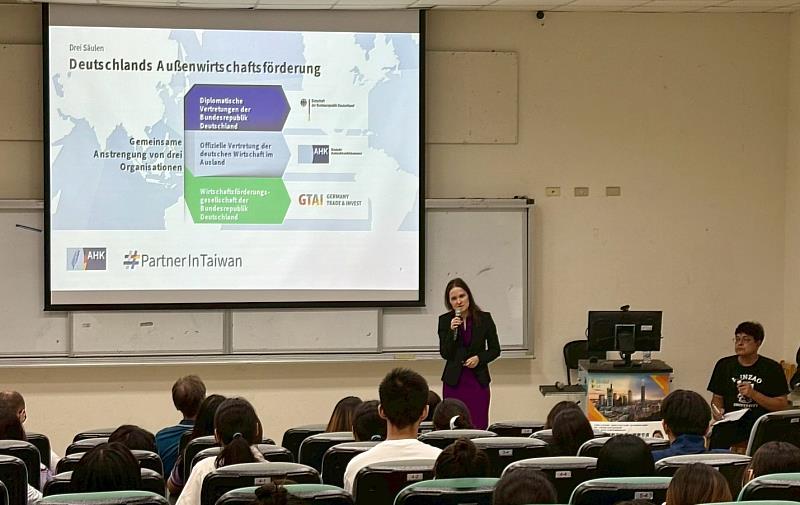 蘭依樺處長（中）以「跨文化視野下的德台商業交流」為題發表專題演講，由德文系李克揚老師（右前）同步口譯，帶領師生深入了解德台交流新趨勢。