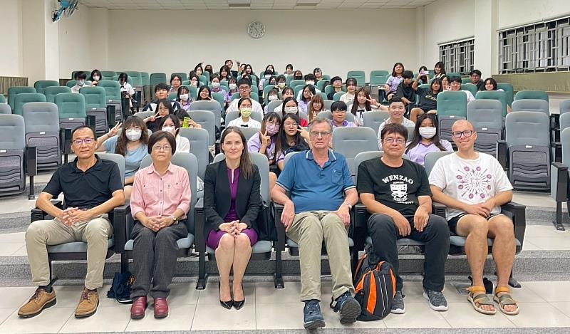 文藻外大師生和德國經濟辦事處蘭依樺處長(左三)合影留念