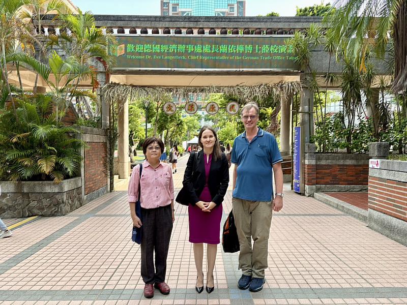 張守慧館長(左)與德文系國際交流合作教師唐英格(右)，一同接待蘭依樺處長(中)。