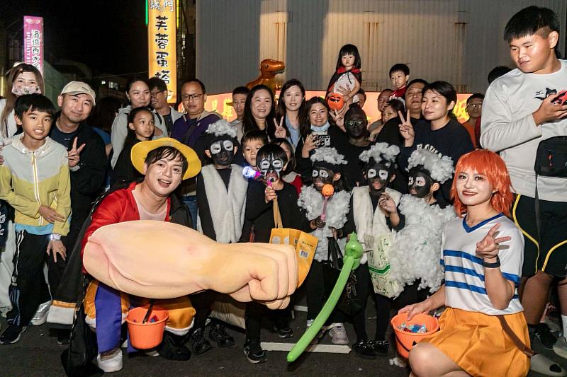 新竹市2025萬聖大遊行登場,邱臣遠代理市長與新竹市政府各局處首長化身動漫角色,和4.3萬民眾同樂。