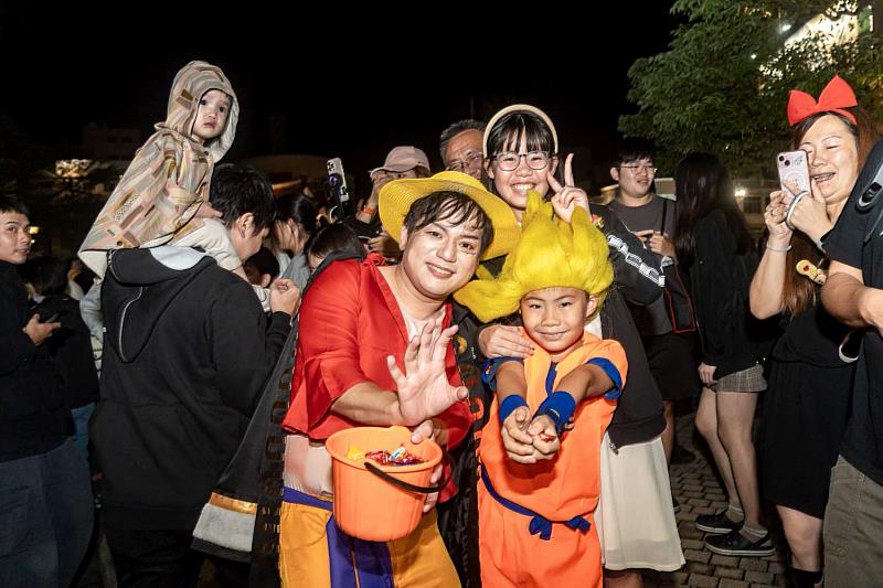 新竹市2025萬聖大遊行登場,邱臣遠代理市長與新竹市政府各局處首長化身動漫角色,和4.3萬民眾同樂。