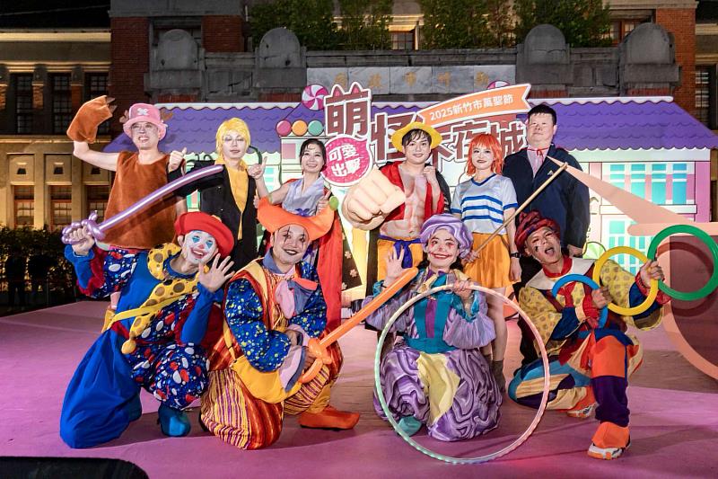 新竹市2025萬聖大遊行登場,邱臣遠代理市長與新竹市政府各局處首長化身動漫角色,和4.3萬民眾同樂。