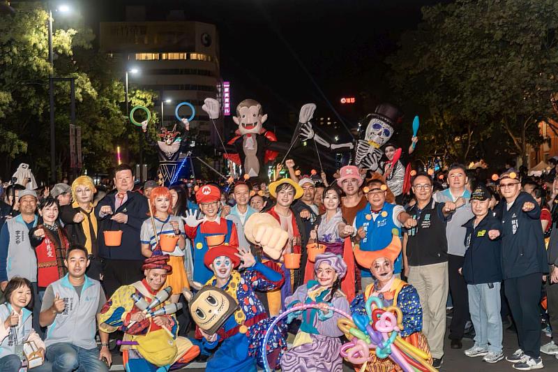 新竹市2025萬聖大遊行登場,邱臣遠代理市長與新竹市政府各局處首長化身動漫角色,和4.3萬民眾同樂。