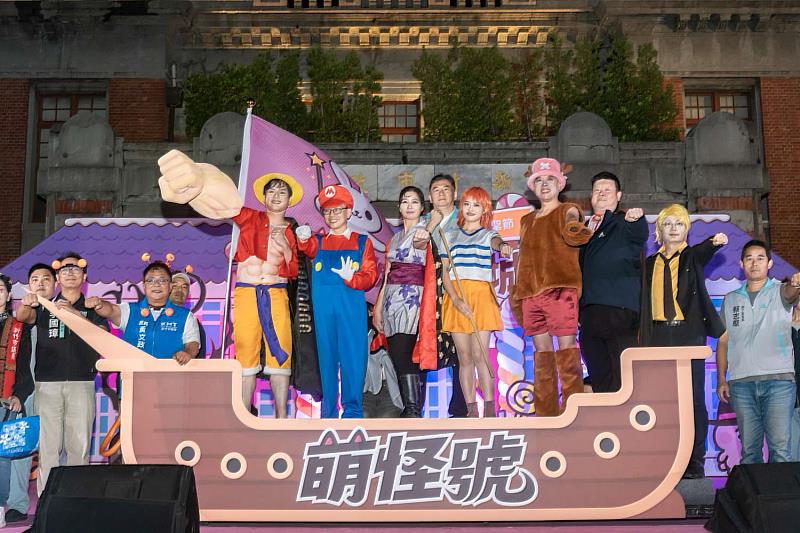 新竹市2025萬聖大遊行登場,邱臣遠代理市長與新竹市政府各局處首長化身動漫角色,和4.3萬民眾同樂。