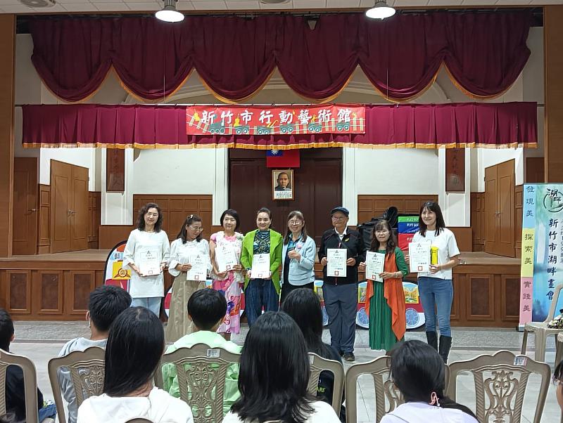 新竹國小胡如茵校長頒發感謝狀給藝術家(左起傅淑敏、張懷容、施雪紅、彭碧鈴、胡如茵、陳謂熊、賴素月及黃心怡)。