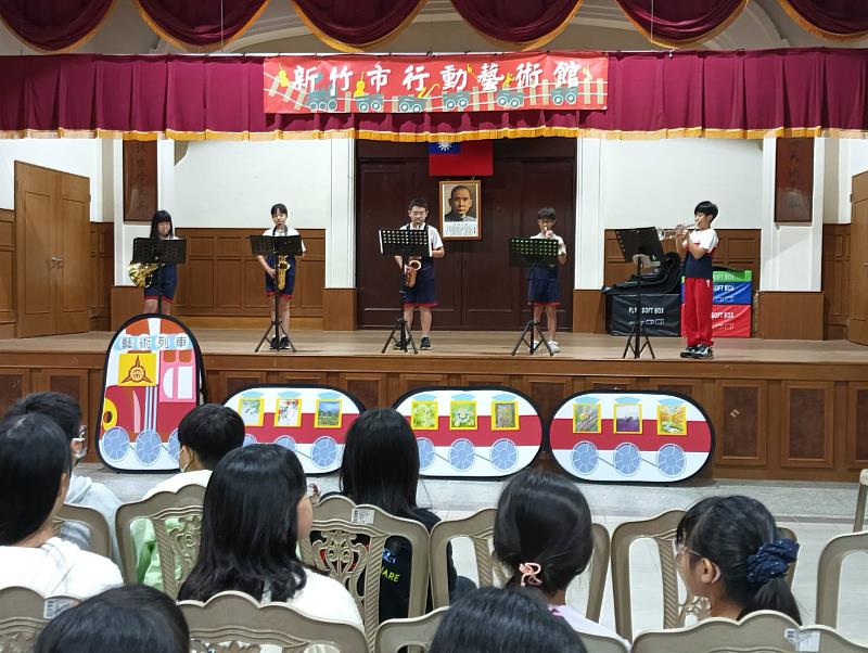 新竹國小銅管五重奏樂團以【柯南主題曲、紅蓮華】樂曲開場(左起法國號施語婷、薩克斯風陳祥睿、陳子期、小號彭加寧、羅上恩)。