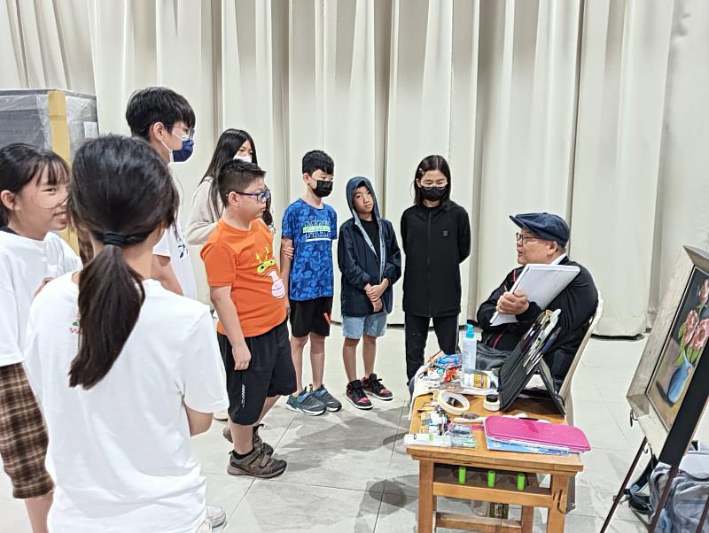 藝術家陳謂熊介紹媒材運用與技法。