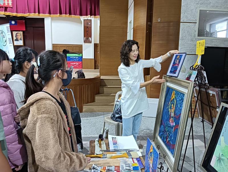 藝術家傅淑敏解說作品內涵及運用數位科技之技巧。