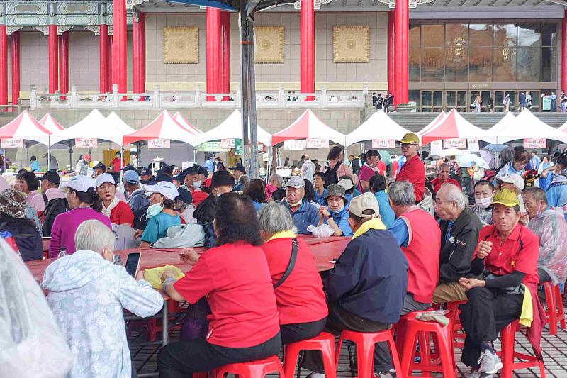 數百位信徒鄉親到場見證